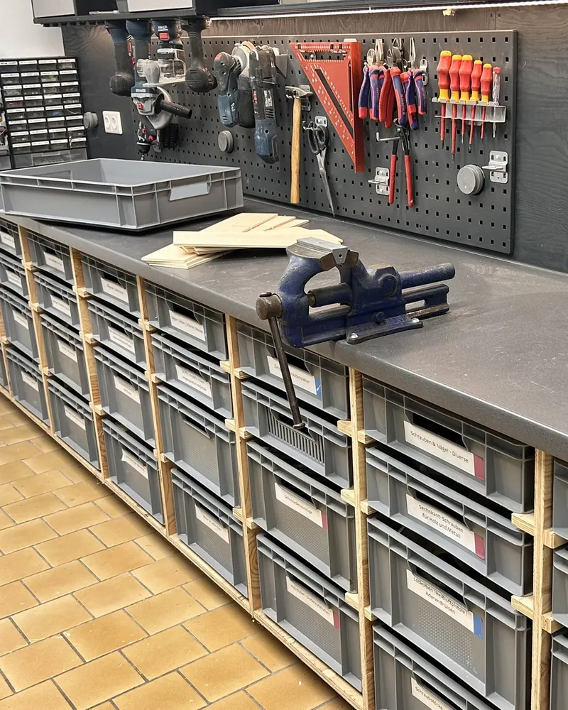 Werkbank von der Seite mit Lochwand dahinter