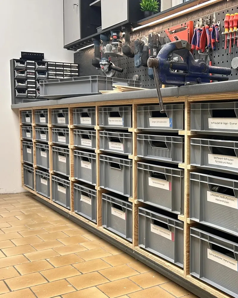 Werkbank RACK WORK mit 28 Euroboxen in der Werkstatt