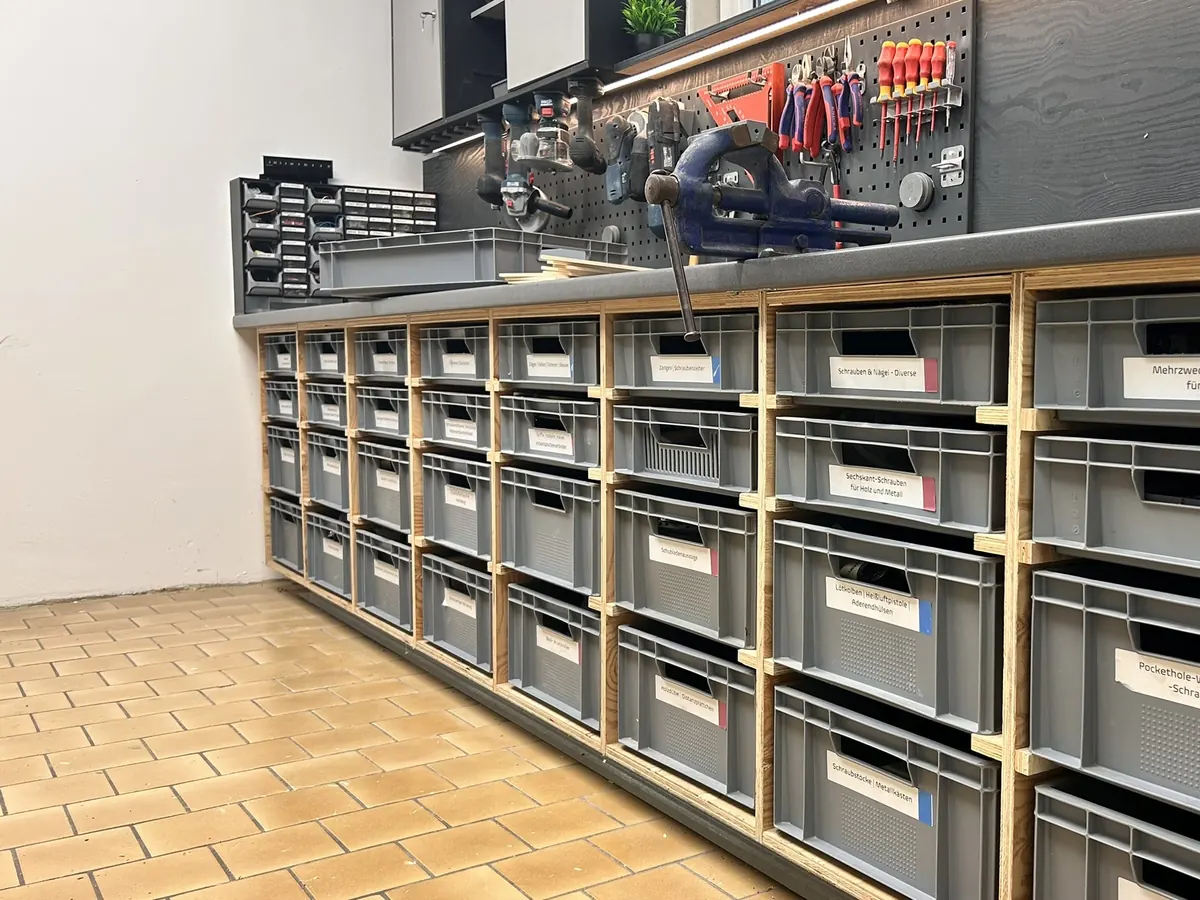 RACK WORK workbench with 28 Euro containers in the workshop