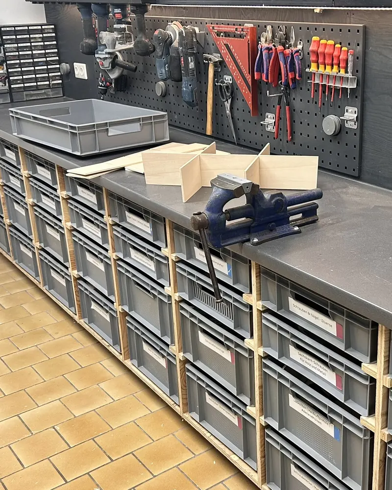 Eurobox mit GRID-Einteilung auf der Werkbank