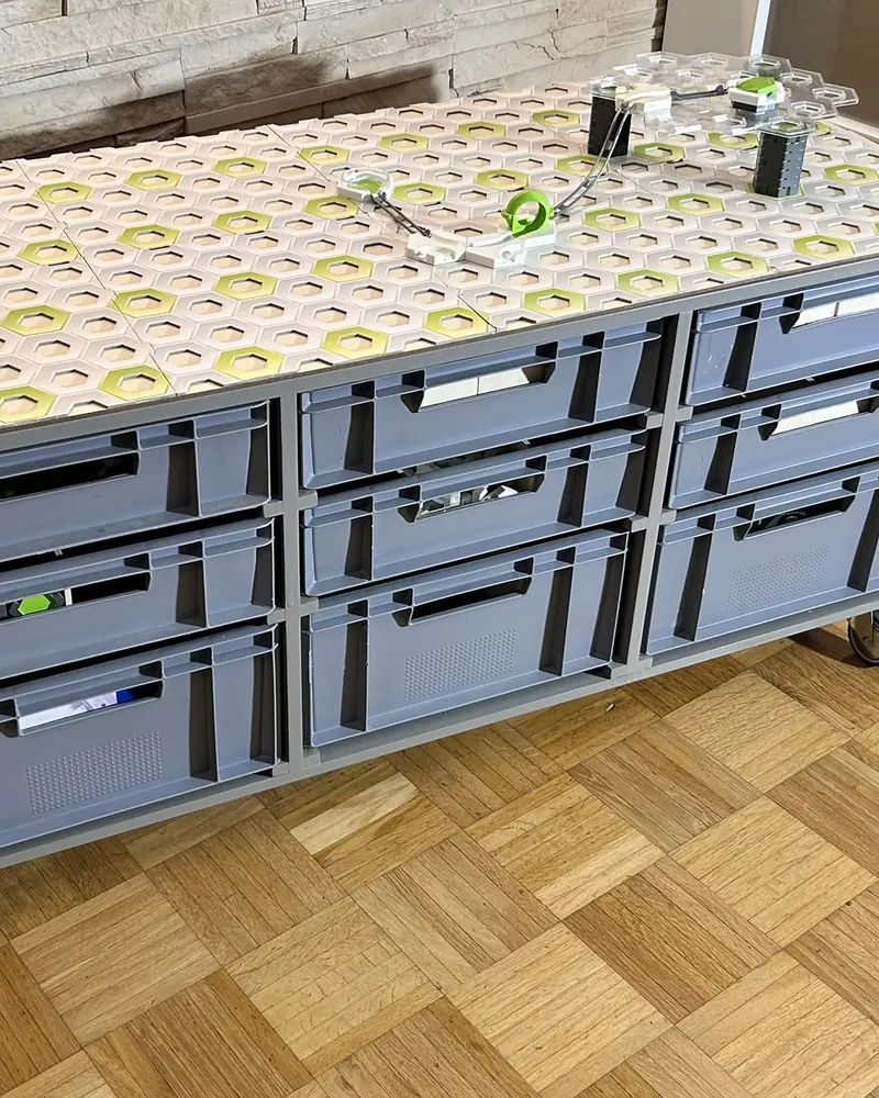 Spielfläche mit Kugelbahn-Grundplatten