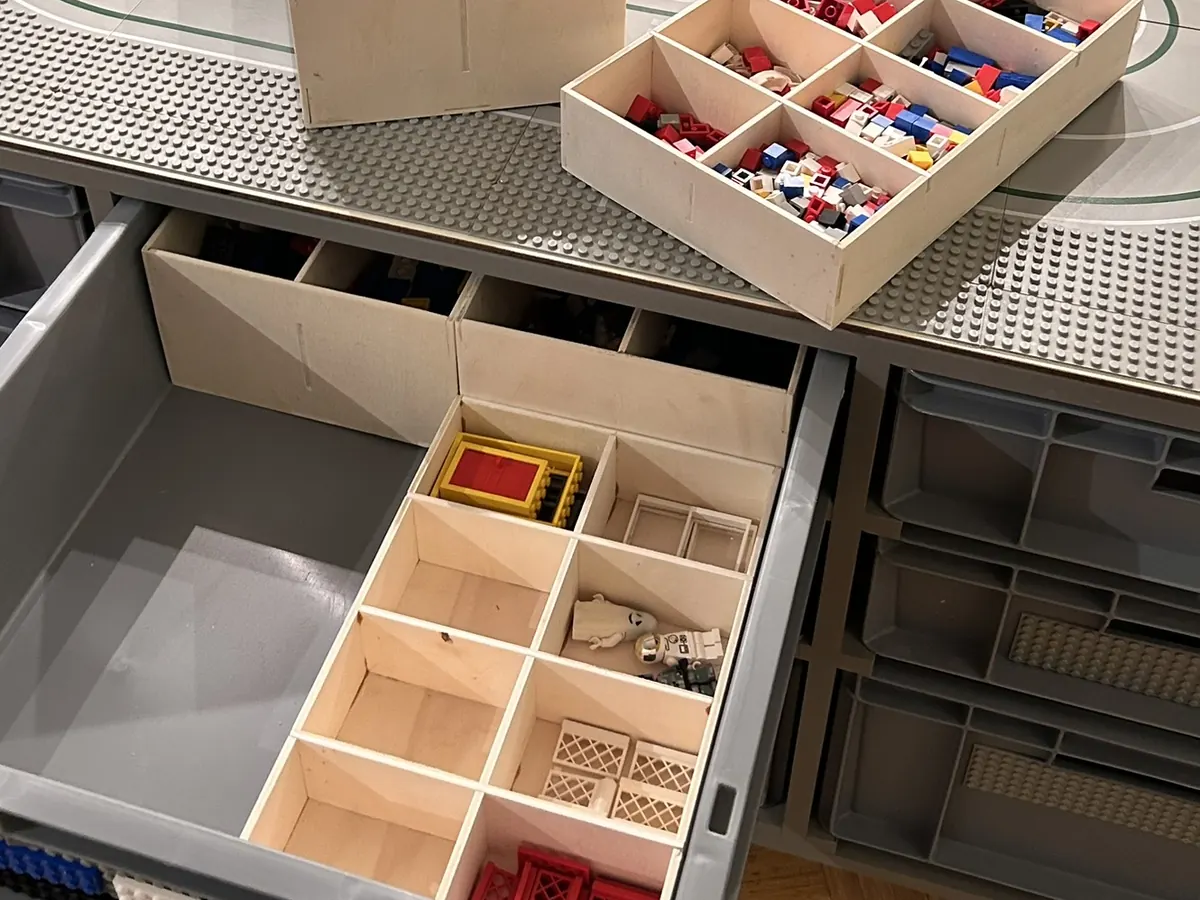 Schublade mit BOX-Einsätzen voller Klemmbausteine