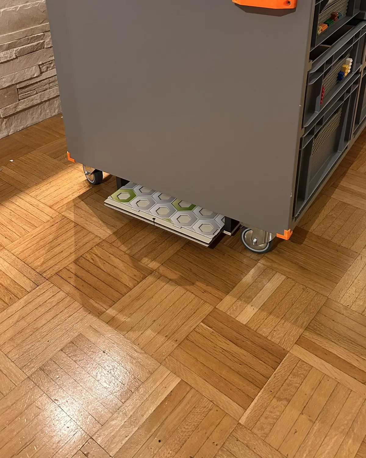 Ersatz-Tops geparkt unter dem Tisch