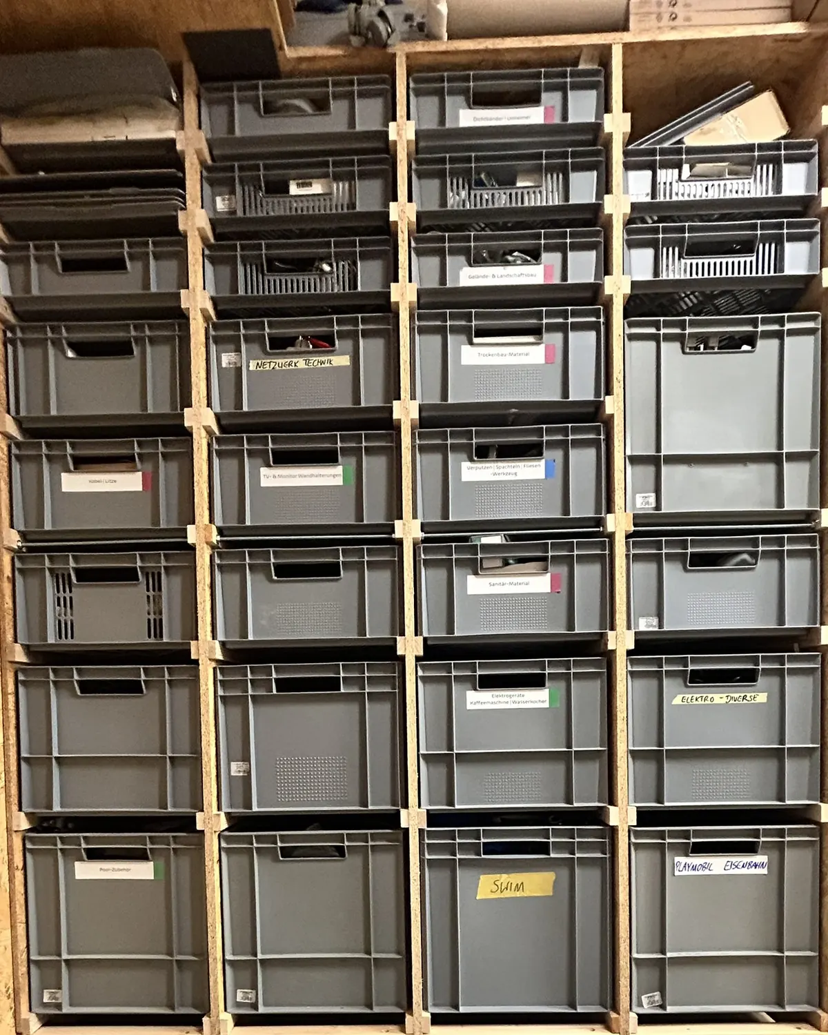 RACK STORE 64 aus OSB im Keller – vier Fächer, raumhoch