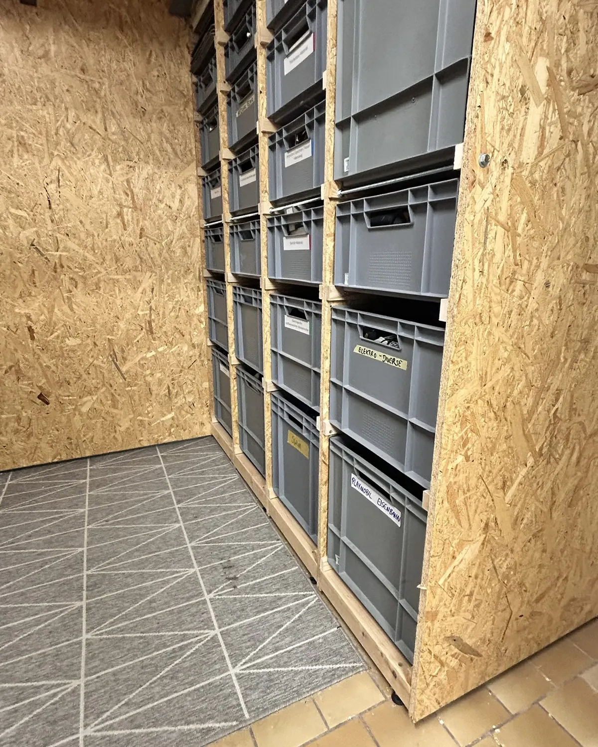 Seitenansicht: Korpus aus OSB/3, 60 cm tief