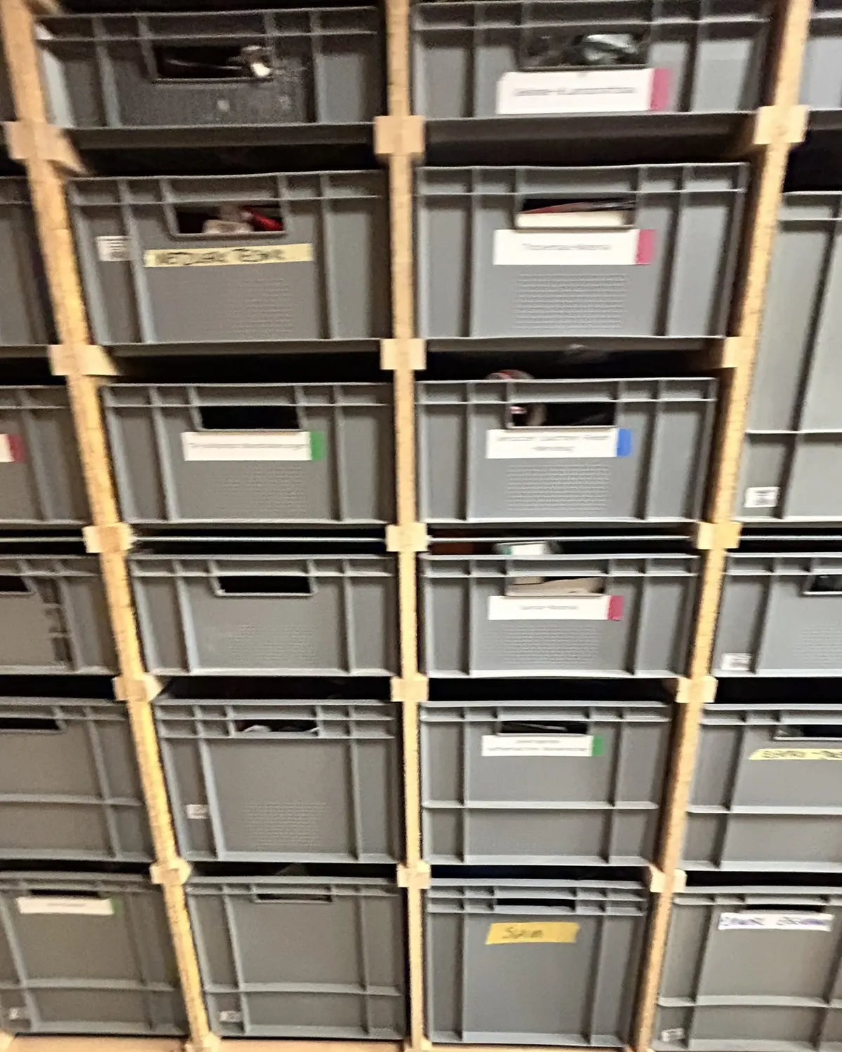 Beschriftete Euroboxen in gemischten Höhen