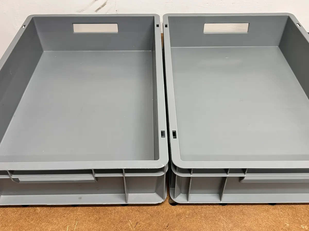 Two containers side by side – they look alike inside, but the sizes differ