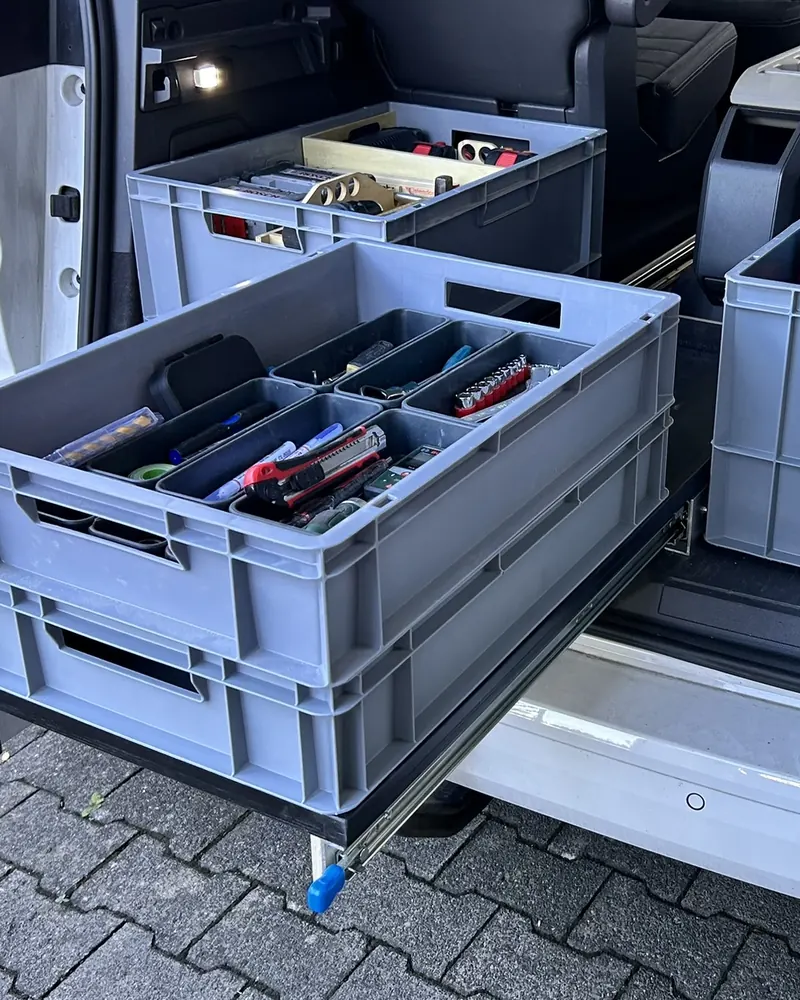 SLIDE TANDEM extended, containers with tools behind the vehicle