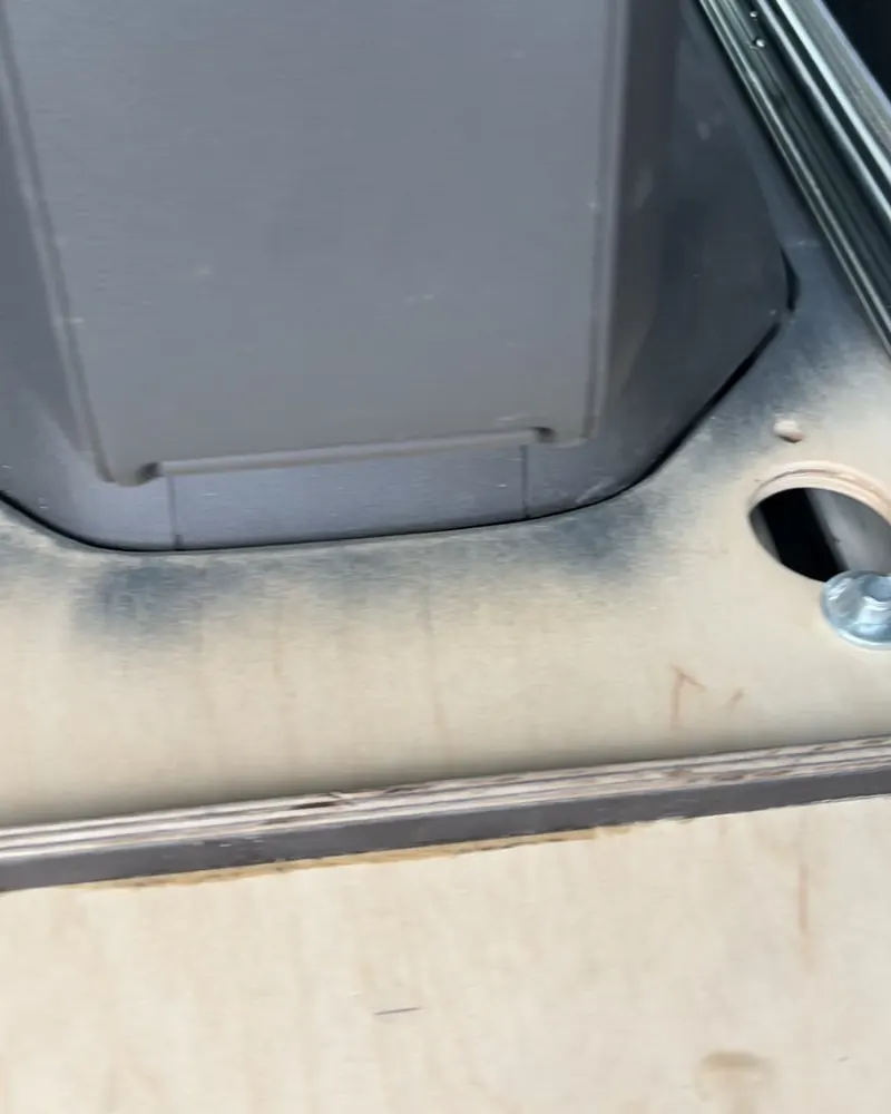 Fixing with wing screw and T-slot nut in the floor rail